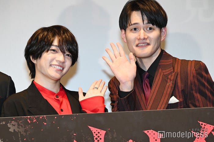 九条ジョーから「金髪が良かったぁ」と言われ「なんでやねん!」と最速で返した黒髪の西畑大吾(C)モデルプレス