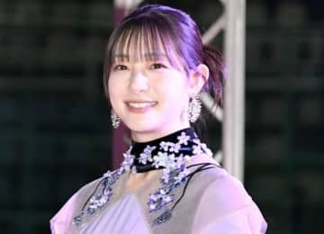 足立梨花「うすめ前髪の正解がわからん」美デコルテショットで魅了 「お肌プルプル～」「やばいって」