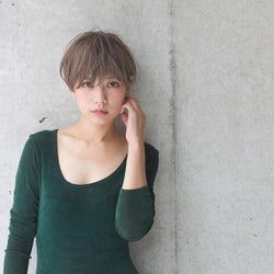 色白肌の女性に似合う色って?<イエベ・ブルベ別>おすすめファッションカラーまとめ