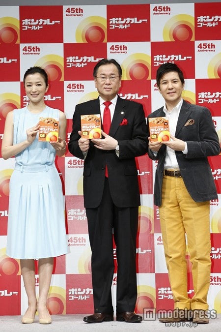 （左から）鈴木京香、浦田社長、関根勤