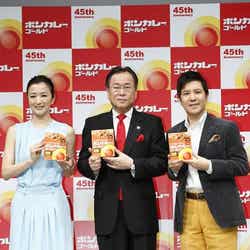 (左から)鈴木京香、浦田社長、関根勤