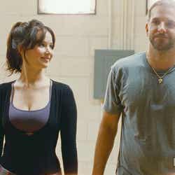 「世界にひとつのプレイブック」場面カット(左より:ジェニファー・ローレンス、ブラッドリー・クーパー)/(C)2012 SLPTWC Films, LLC. All Rights Reserved.