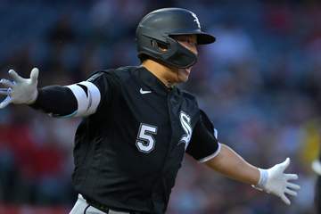 村上宗隆がジャッジに並ぶ14号！3試合ぶりの一発に敵地騒然 直前に打席で虫を退治→視界クリアでバックスクリーンにたたき込む