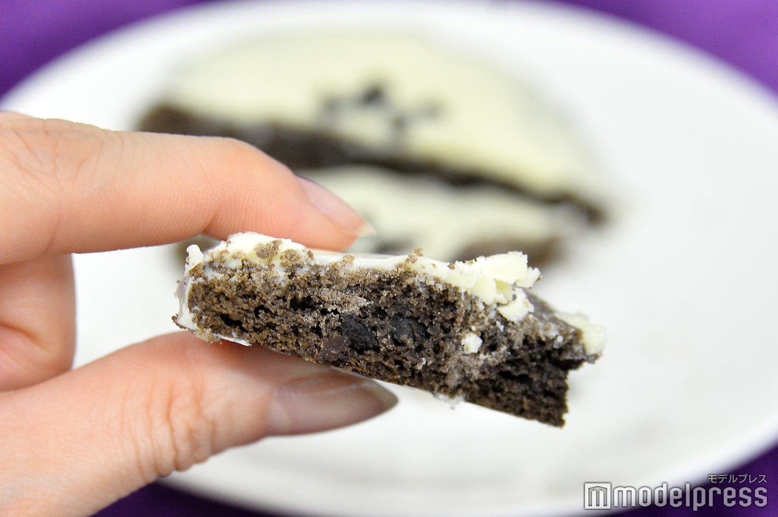 中にはチョコチップが／白いブラックサンダー チョコクッキー（C）モデルプレス