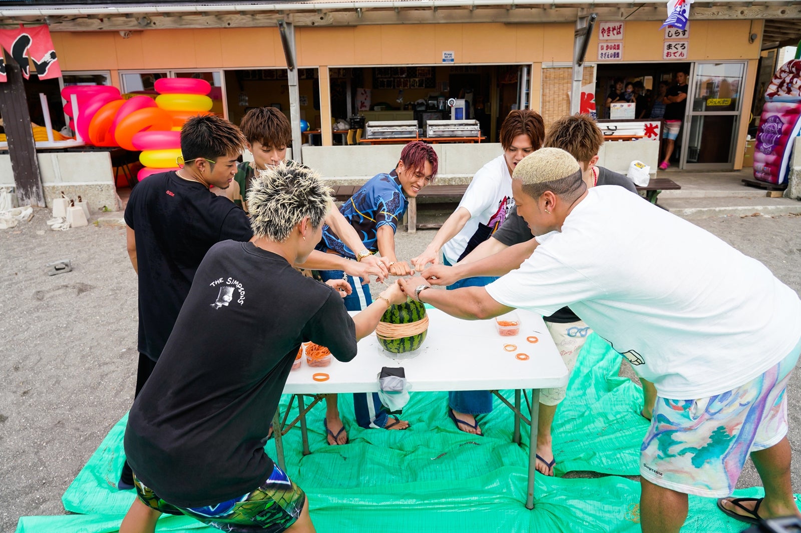 GENERATIONS、浜辺で“ネオスイカ割り”挑戦 数原龍友に“エロ王子”が降臨？