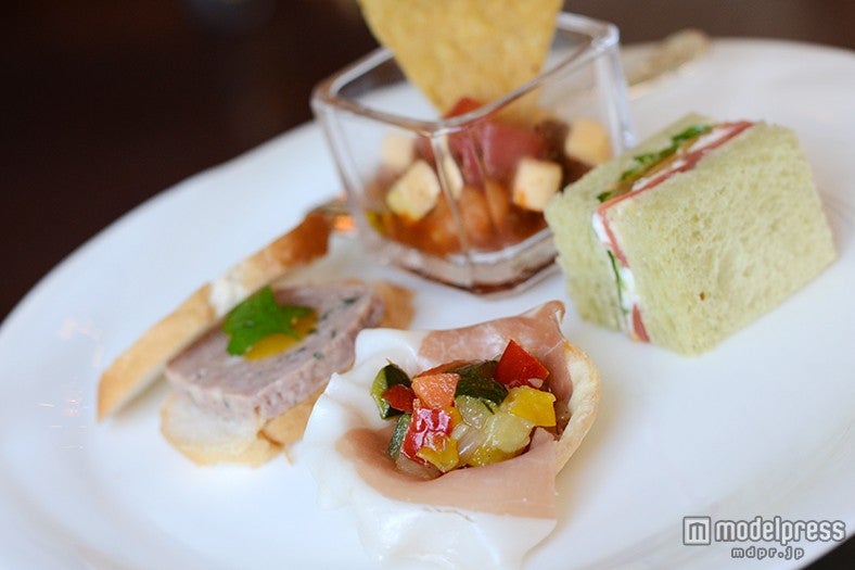 「“ディズニー夏祭り”アフタヌーンティーセット」／サンドウィッチ＆オードヴル