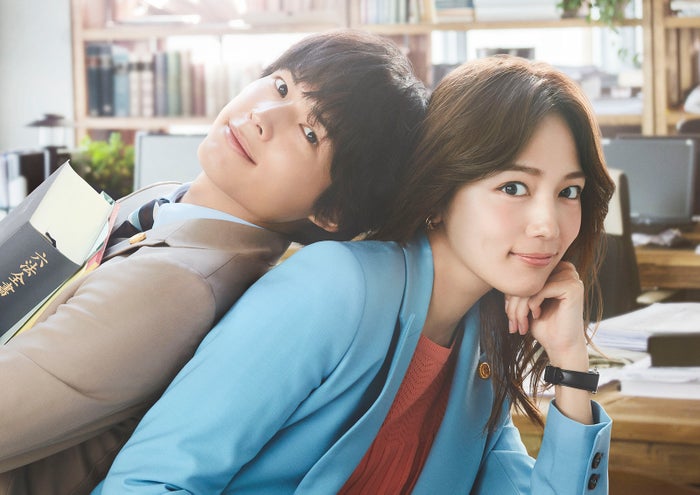 松村北斗、川口春奈の背中に寄りかかる 新土ドラ10「アンサンブル」ポスタービジュアル解禁