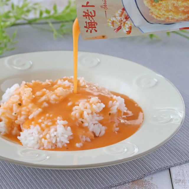 カルディ_一膳リゾット海老トマトクリームをご飯に混ぜる