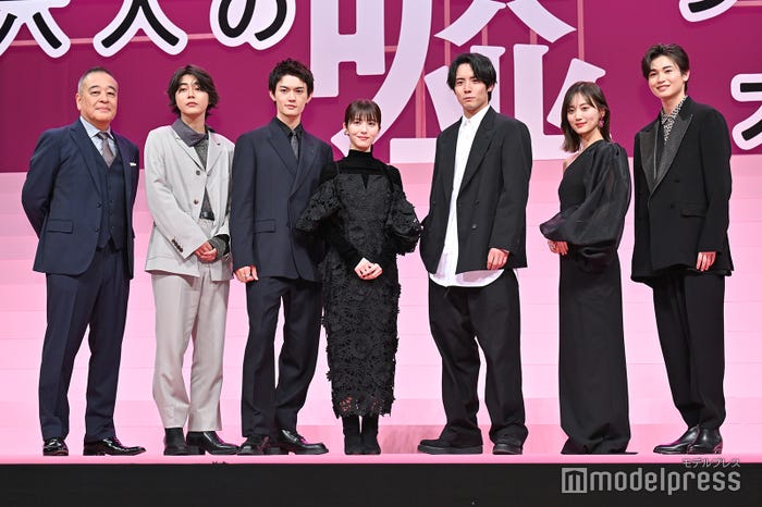 佐藤祐市監督、倉悠貴、佐野勇斗、浜辺美波、赤楚衛二、山下美月、西垣匠(C)モデルプレス