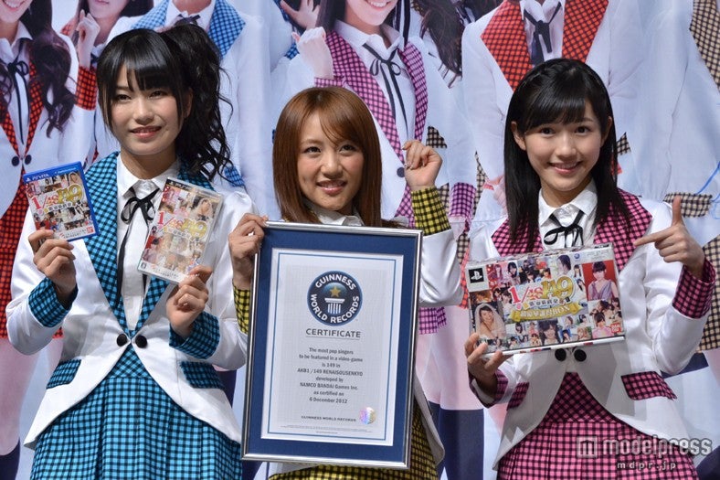 制服姿で登場したAKB48メンバー（左から：横山由依、高橋みなみ、渡辺麻友）