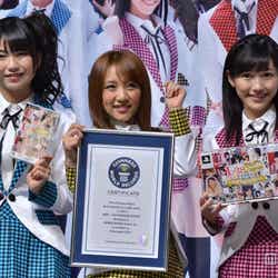 制服姿で登場したAKB48メンバー(左から:横山由依、高橋みなみ、渡辺麻友)