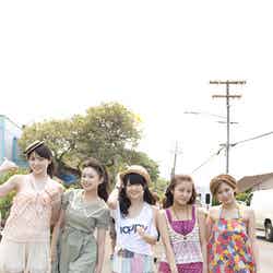 ℃-ute写真集「アロハロ! ℃-ute写真集2012」より（キッズネット、2012年7月24日発売）