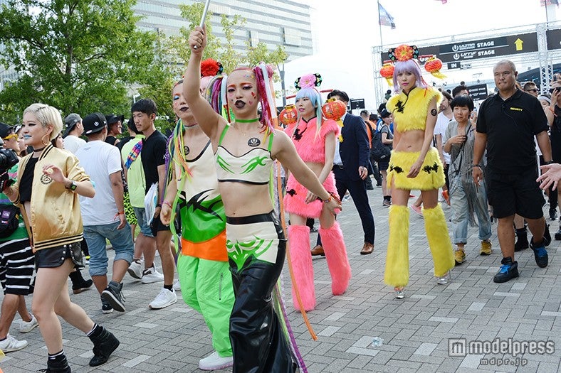 さまざまな国をミックスさせた衣装のダンサーたち