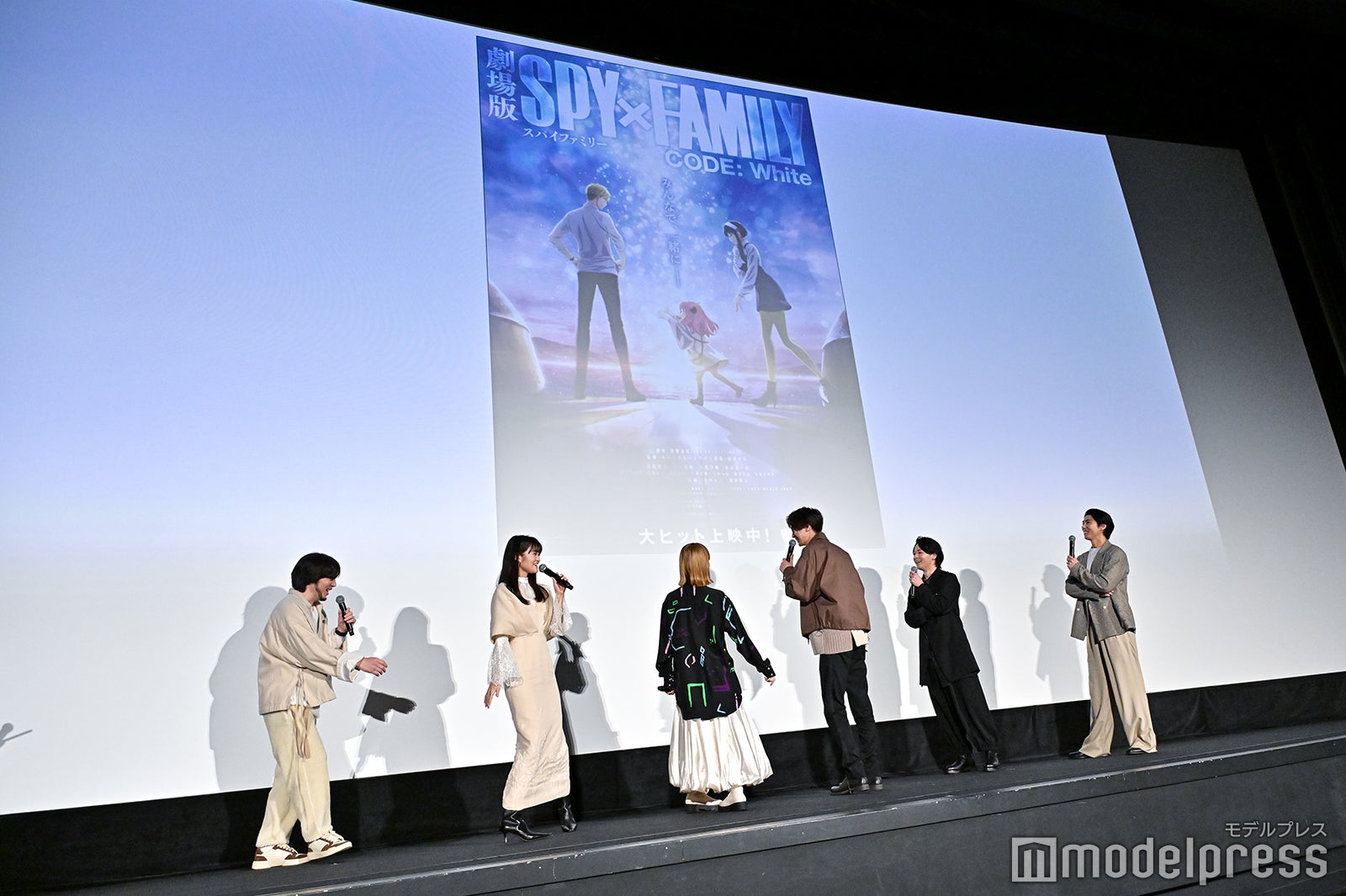 （左から）松田健一郎、早見沙織、種崎敦美、江口拓也、中村倫也、賀来賢人（C）モデルプレス