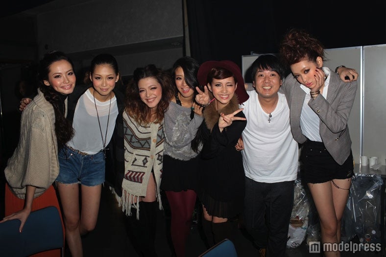 （左から）泉水セーラ、谷川りさこ、永井麻央、水上桃華、小森未彩、編集長の石原亘氏、中村瑠璃奈