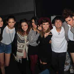 (左から)泉水セーラ、谷川りさこ、永井麻央、水上桃華、小森未彩、編集長の石原亘氏、中村瑠璃奈