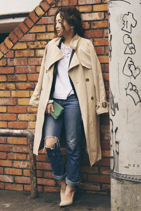 ベージュのトレンチコート（C）TOPLOG