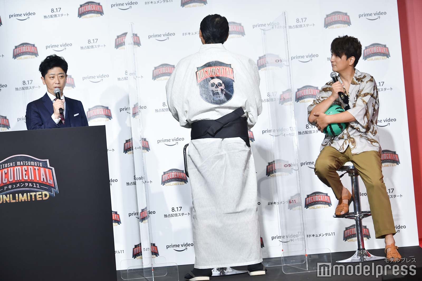 ドキュメンタルロゴ入り浴衣を披露 （C）モデルプレス