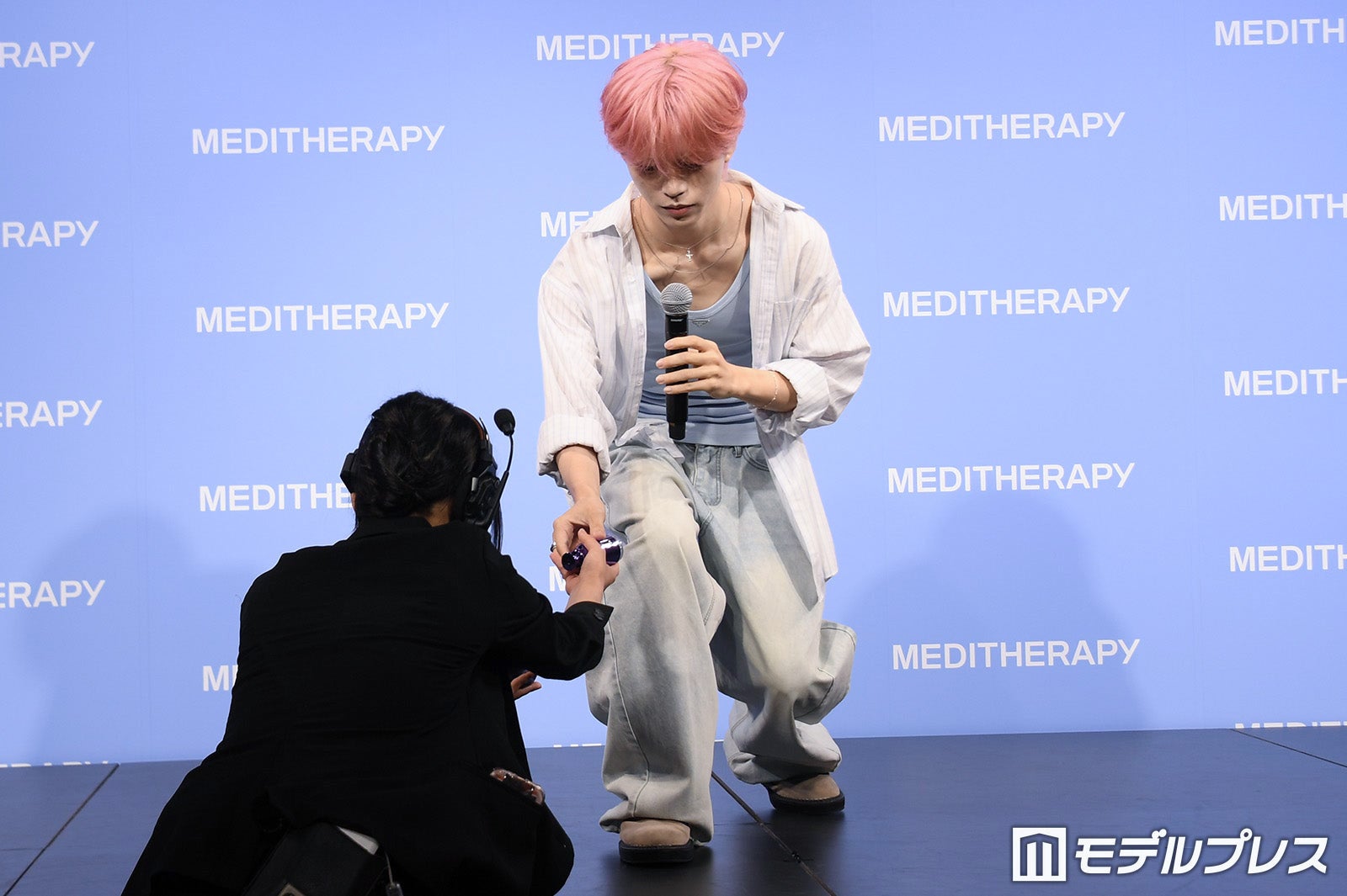 しゃがんで受け取るなどイベント中も腰が低い木全翔也（C）モデルプレス