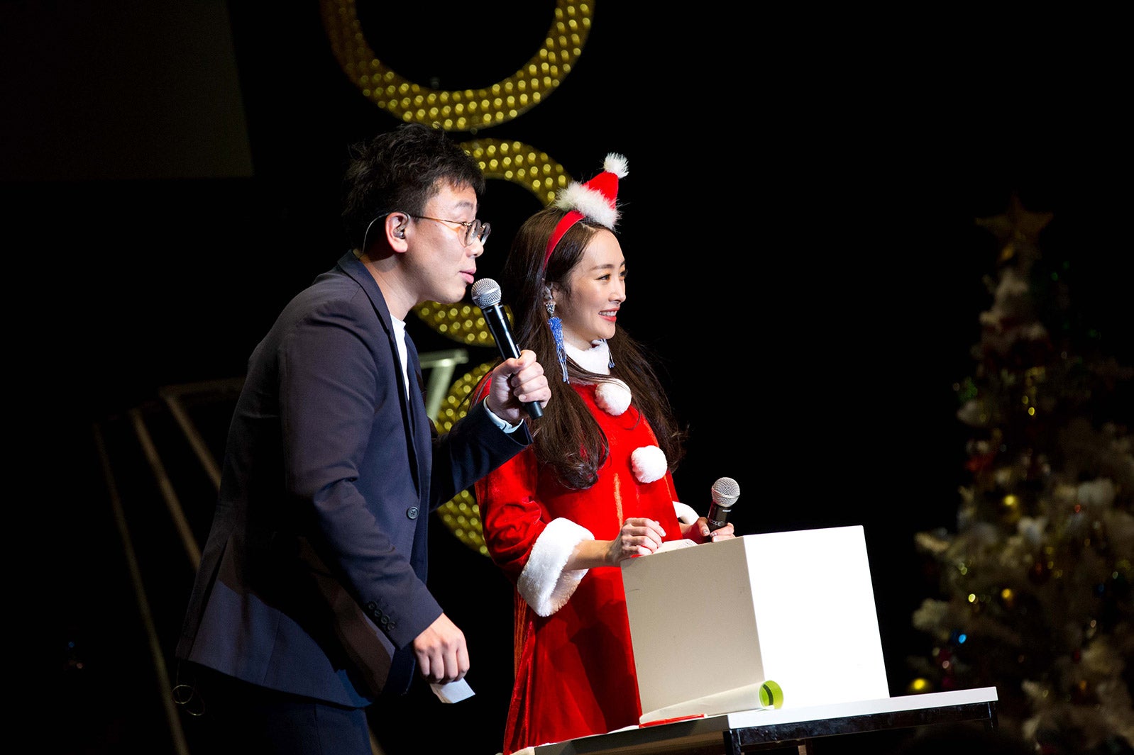 （右）ニコル（提供写真）