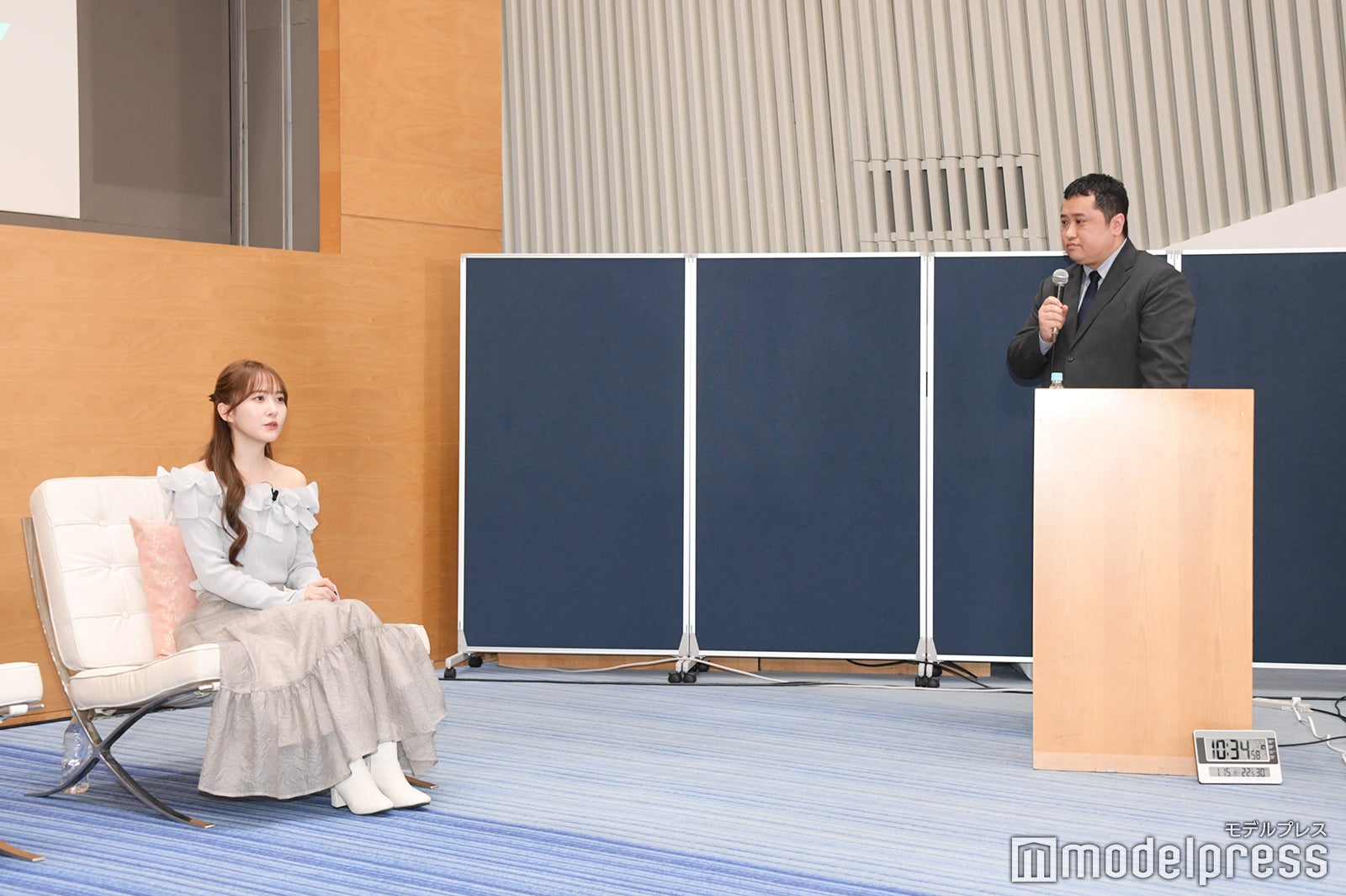 サプライズが待っているとは知らずに取り残された加藤史帆（C）モデルプレス