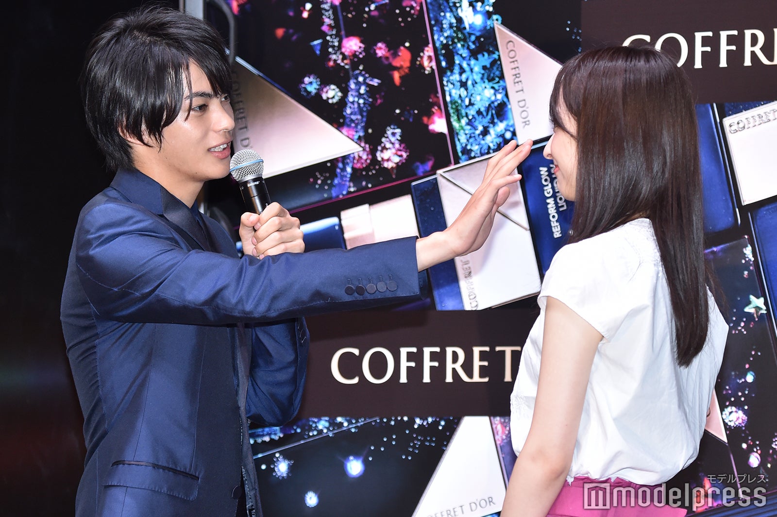 神尾楓珠、ファンの女性にメイク診断結果をレクチャー （C）モデルプレス