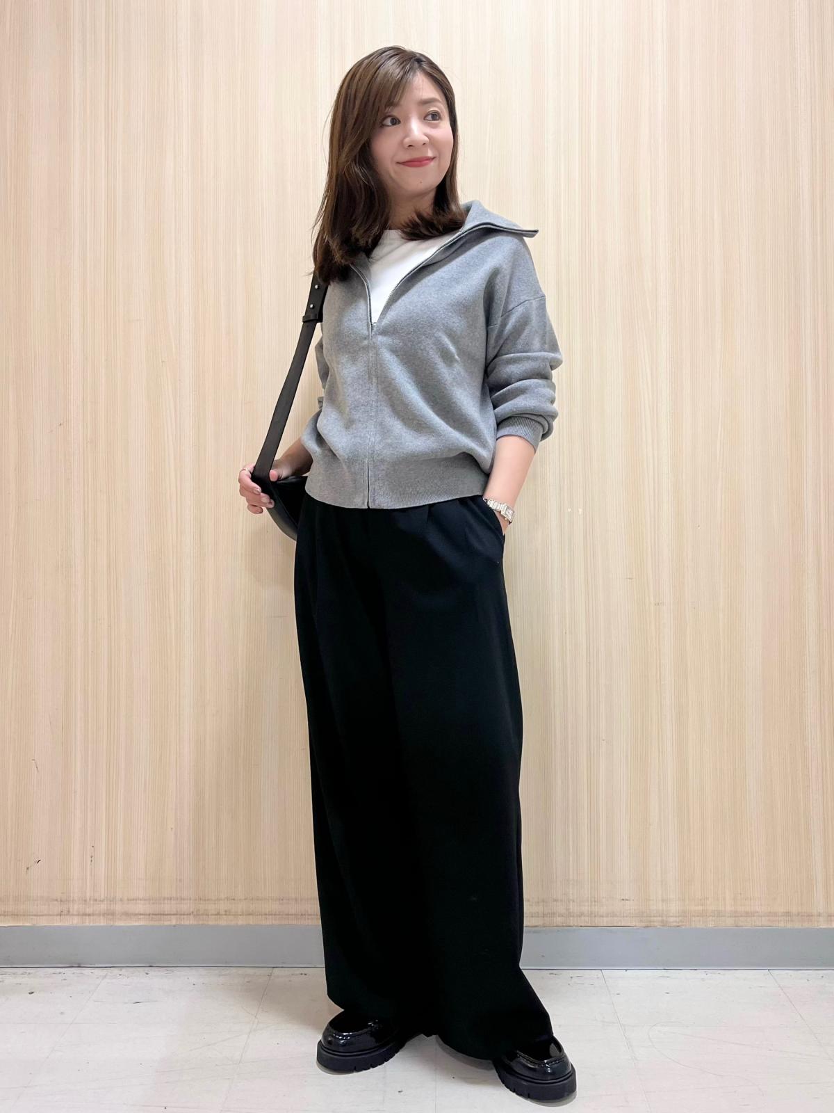 黒パンツと合わせてモノトーン配色でスタイリッシュに　出典：StyleHint