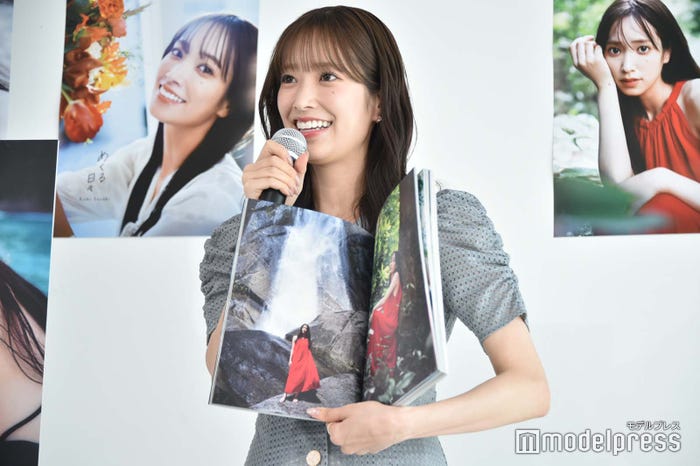 お気に入りカットを見せる佐々木久美(C)モデルプレス