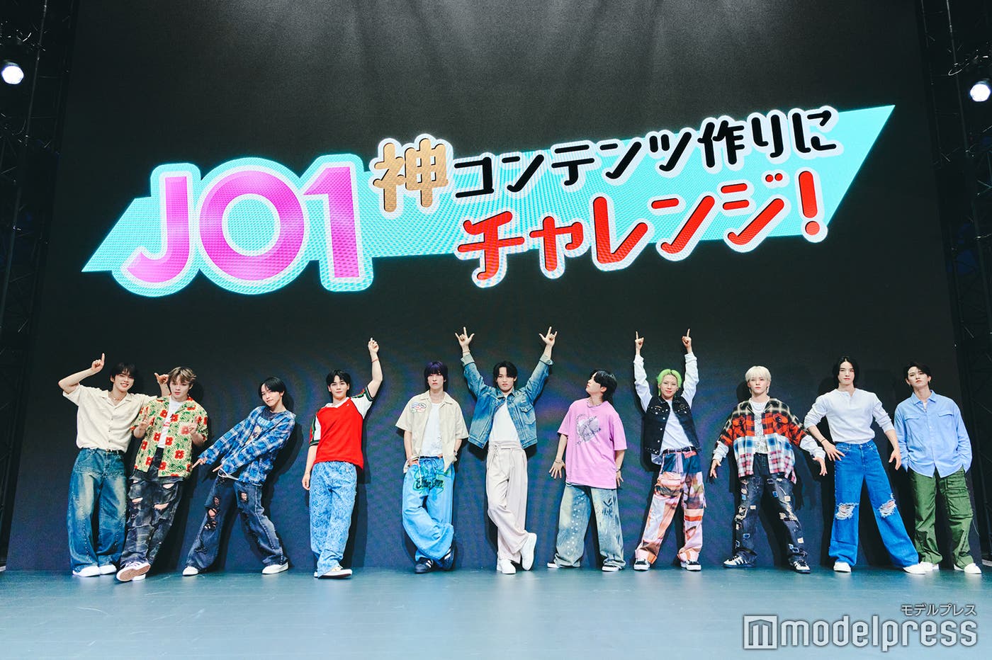 (左から)河野純喜、鶴房汐恩、大平祥生、豆原一成、金城碧海、與那城奨、木全翔也、川尻蓮、川西拓実、佐藤景瑚、白岩瑠姫(C)モデルプレス