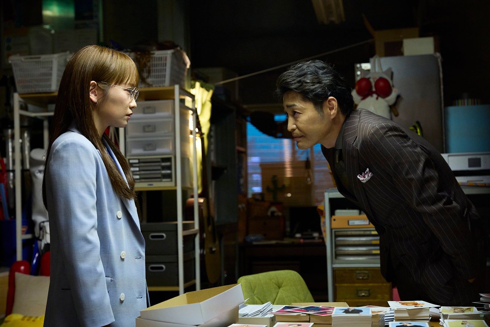 川栄李奈、安田顕「ダメマネ！ －ダメなタレント、マネジメントしますー」第1話（C）日本テレビ