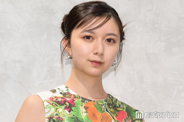 「サマソニ」初出演のadieu（上白石萌歌）、金髪三つ編みツインテ×大胆肌見せフェスコーデに反響「ギャル感強くて最高」「美脚」