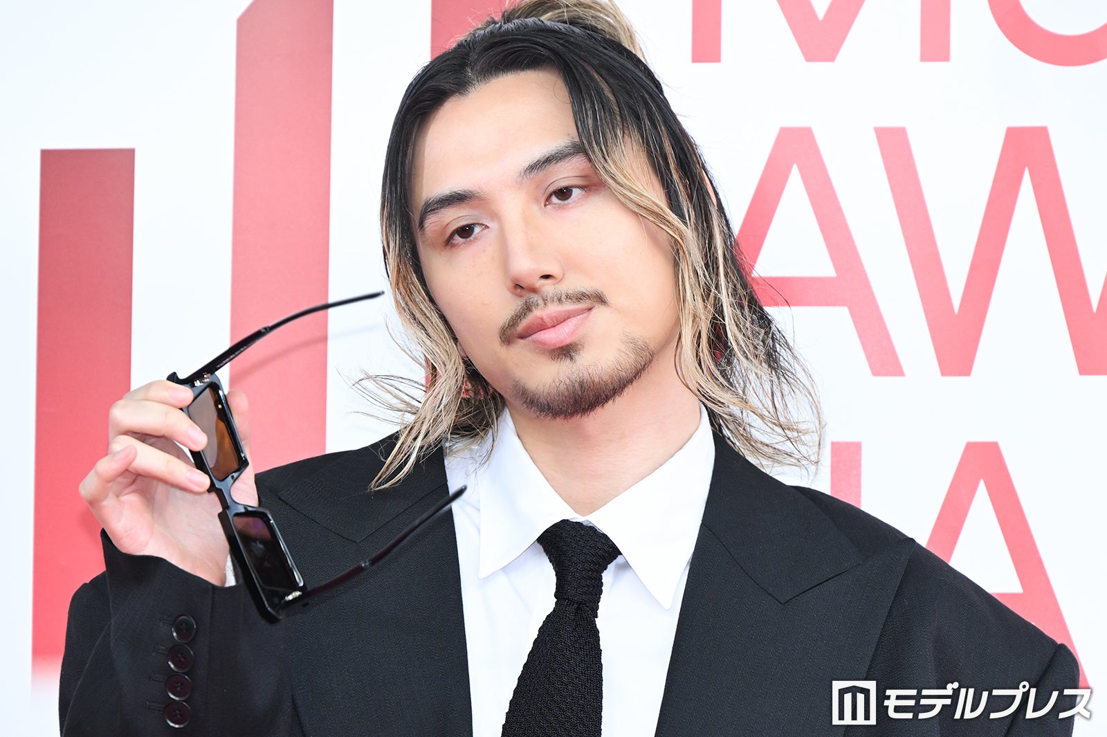 藤井 風、サングラス外し色気放出 レッドカーペット軽快に闊歩【MAJ2026】