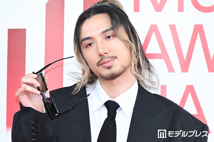 【MAJ2026】藤井 風、サングラス外し色気放出 レッドカーペット軽快に闊歩