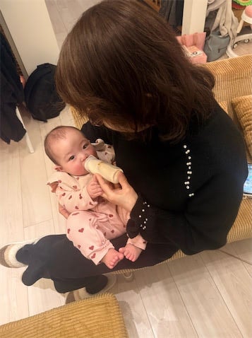 杉浦太陽、母の古希祝いを家族で祝福 次女を抱きミルクをあげる姿を公開