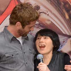 (左から)ジェラルド・バトラー、箕輪はるか