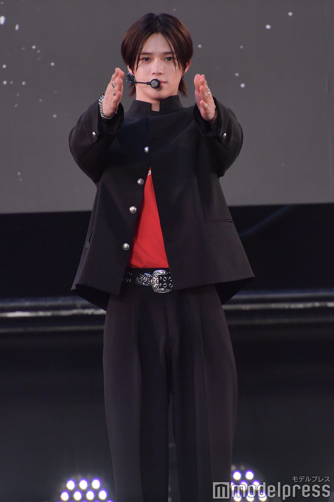 カメラの位置を確認するK／&TEAM（C）モデルプレス