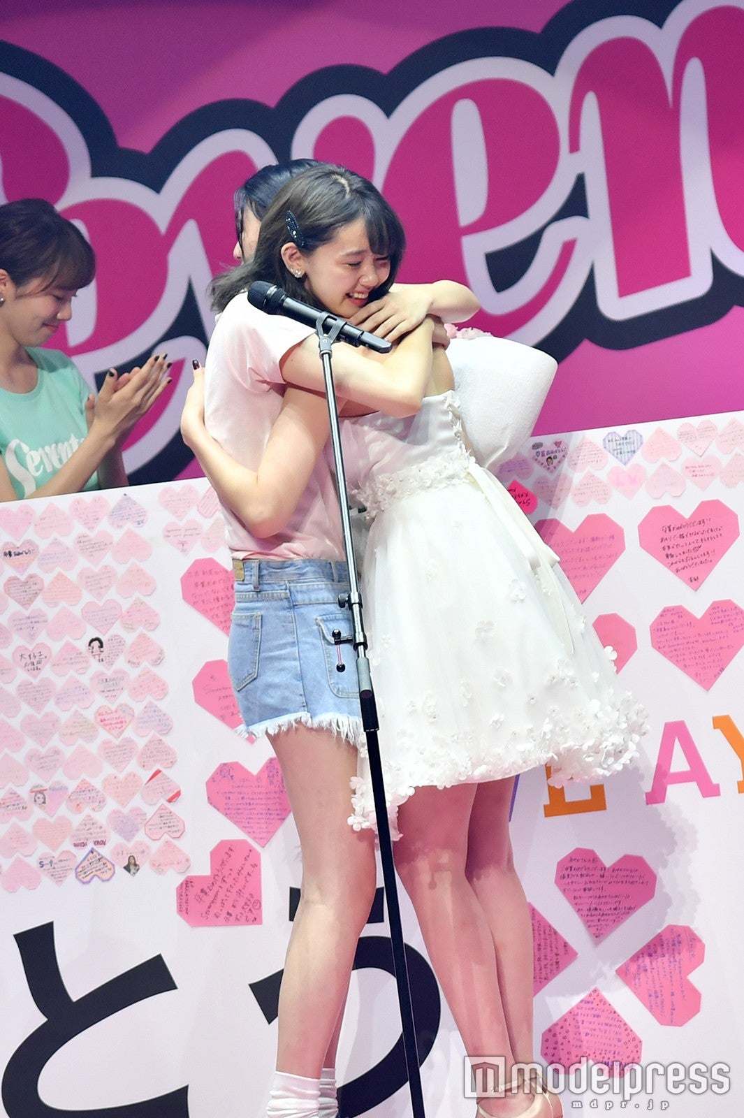 江野沢愛美、三吉彩花（C）モデルプレス