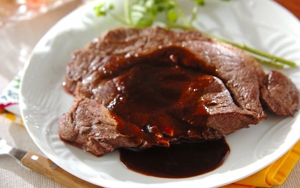 肉汁滴る! ソースを身近な調味料で作れて手軽な「肉厚ステーキ」