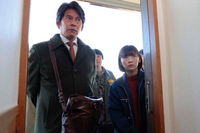 織田裕二、伊藤沙莉「シッコウ!!~犬と私と執行官~」第7話より(C)テレビ朝日