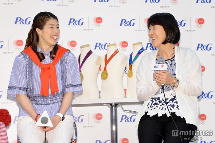 仲睦まじく話に花を咲かせる吉田沙保里選手(左)、母・幸代さん(右)