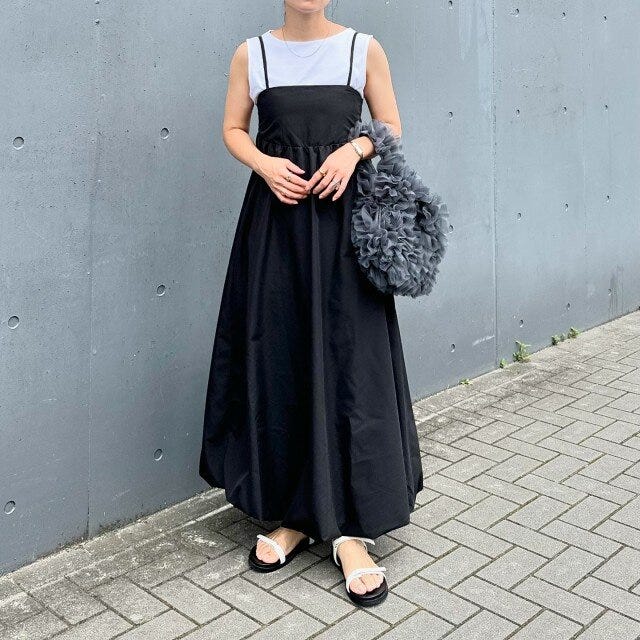 存在感のある小物でトレンド感UP! 大人の夏の黒キャミワンピースコーデ