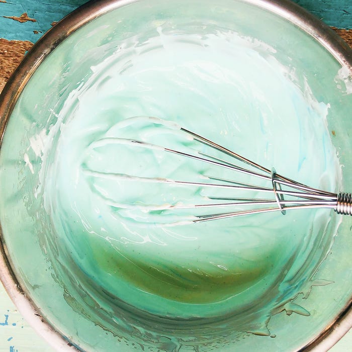 手順1:水切りしたヨーグルト、砂糖、食紅の青を入れて混ぜる/画像提供:柏原歩