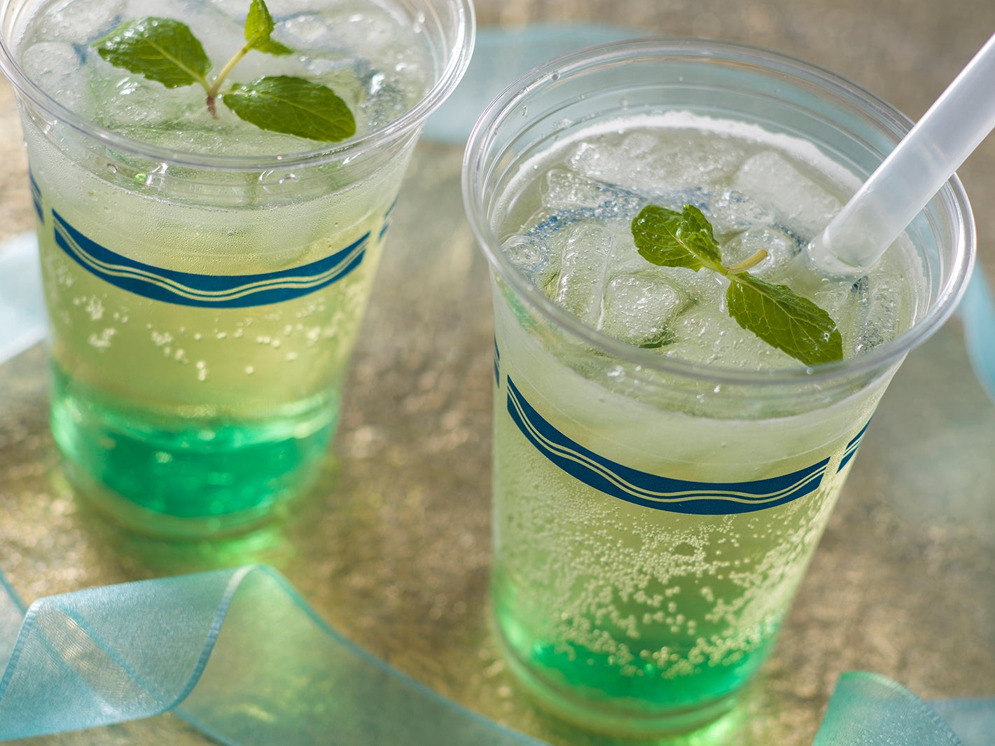 アルコールドリンク、スパークリングカクテル（ウイスキー＆ライムゼリー）1杯780円（C）Disney