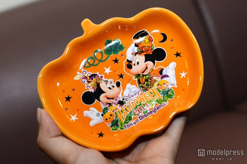 「ハッピーハロウィーンハーベスト」のミッキーとミニーが描かれている