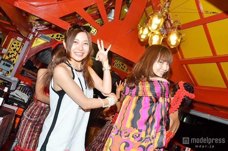 最後は一緒にタイ舞踊を体験／モデル：百々さおり、富田千穂