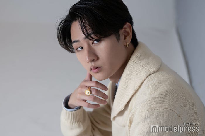 猪狩蒼弥/コート(remer store)、シューズ(Pantofola d'Oro)スタイリスト:小林洋治郎(C)モデルプレス