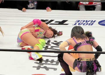 「痛いっ」フワちゃん悲鳴、2冠女王にボコボコ玉砕の洗礼「骨も肉も衣装も全部壊れた」「受けたことない痛み」朱里は好感触「いいね、面白いね」