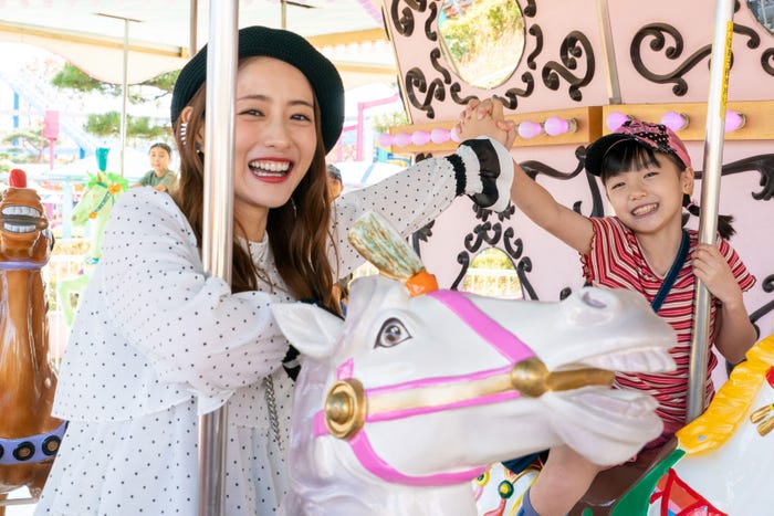 (左から)石原さとみ、稲垣来泉 (C)2021 映画「そして、バトンは渡された」製作委員会