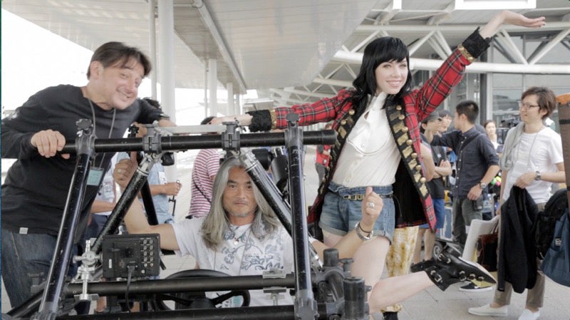 カメラカーに乗り込むカーリー・レイ・ジェプセン