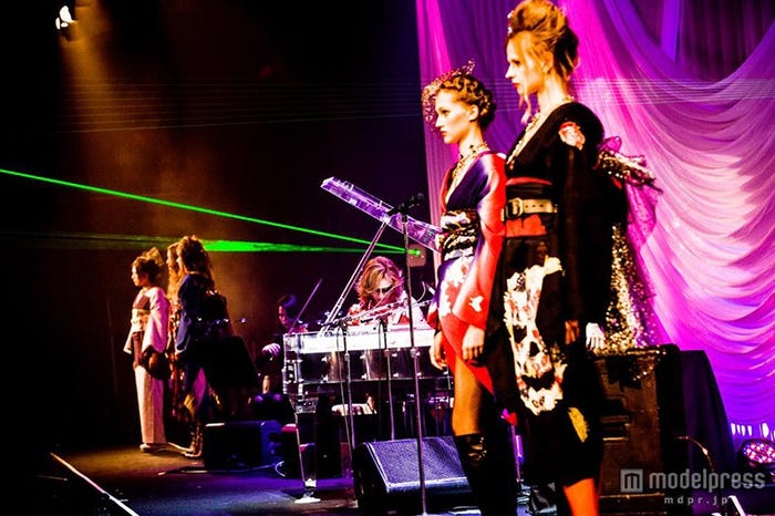 「YOSHIKIMONO」を身につけたモデルたちがウォーキング